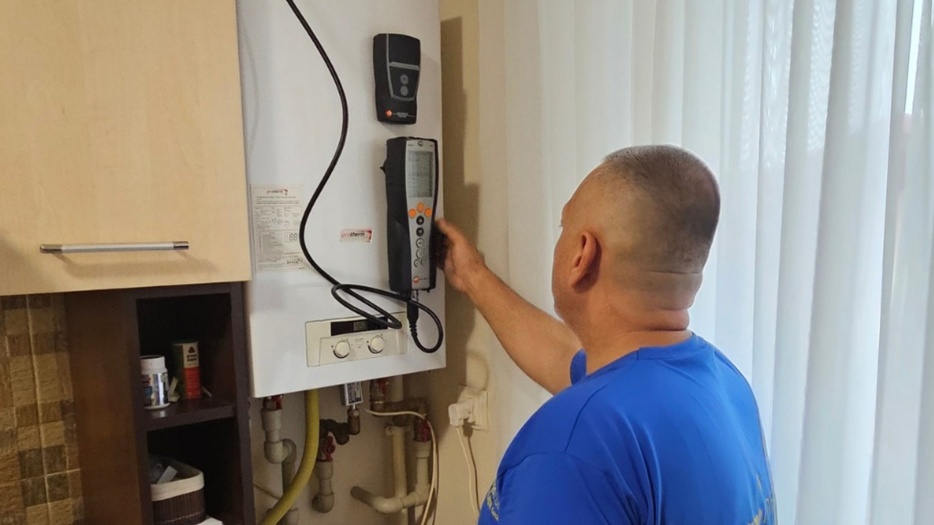 Ce se întâmplă dacă nu lași tehnicianul în apartament la verificarea de 2 ani? Spoiler: poate fi mai scump decât crezi